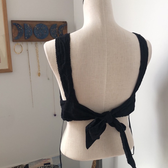 Eyelet 🖤 Tie Back Crop Top - Picture 4 of 9
